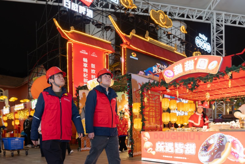 2025年12月31日晚11：40，國網長沙供電公司（電雷鋒）東方紅共產黨員服務隊員在世界之窗跨年活動現場檢查商戶用電安全。石磊攝