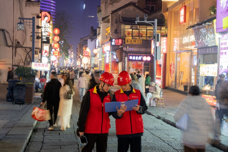 长沙：假期坚守岗位 电力点亮万家灯火