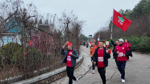 跑友们在跑道上奔跑（单位供图）