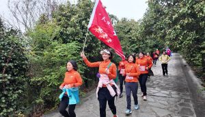 跑友们在跑道上奔跑（单位供图）