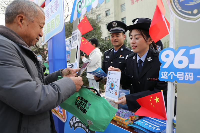 保靖縣公安局民輔警開展反詐宣傳。湘西公安供圖