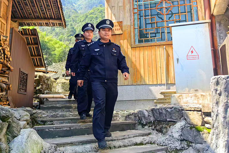 保靖縣公安局民輔警走村入戶守平安。湘西公安供圖
