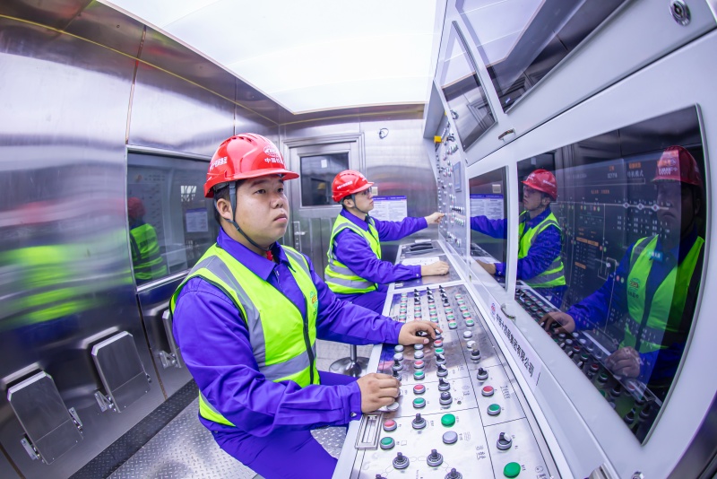 “熙怡號”盾構機進行調試。受訪單位供圖