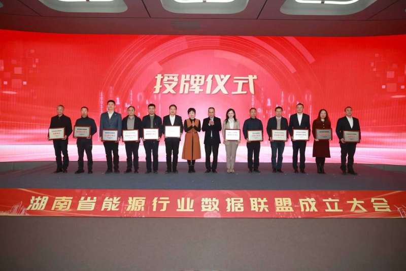 聯盟單位代表頒發証書。受訪單位供圖