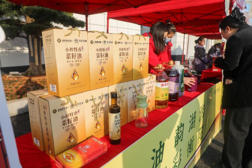 与会人员在产品体验区打卡尝鲜。刘欣荣摄