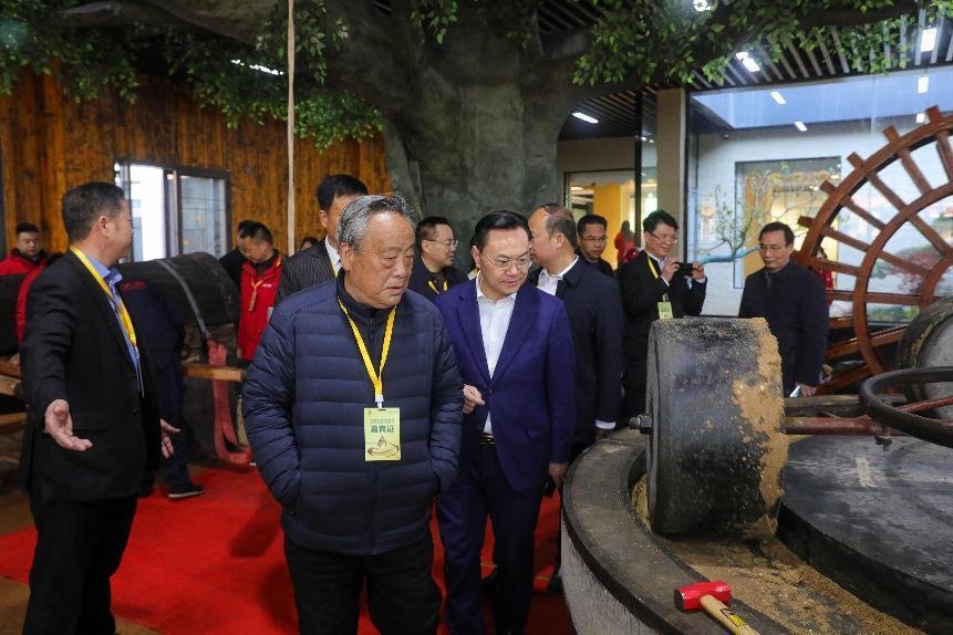 与会嘉宾在衡阳东方天润农业科技有限公司木榨坊参观。刘欣荣摄