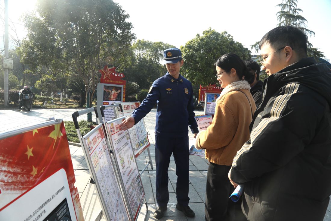 讲解消防知识展板（单位供图）