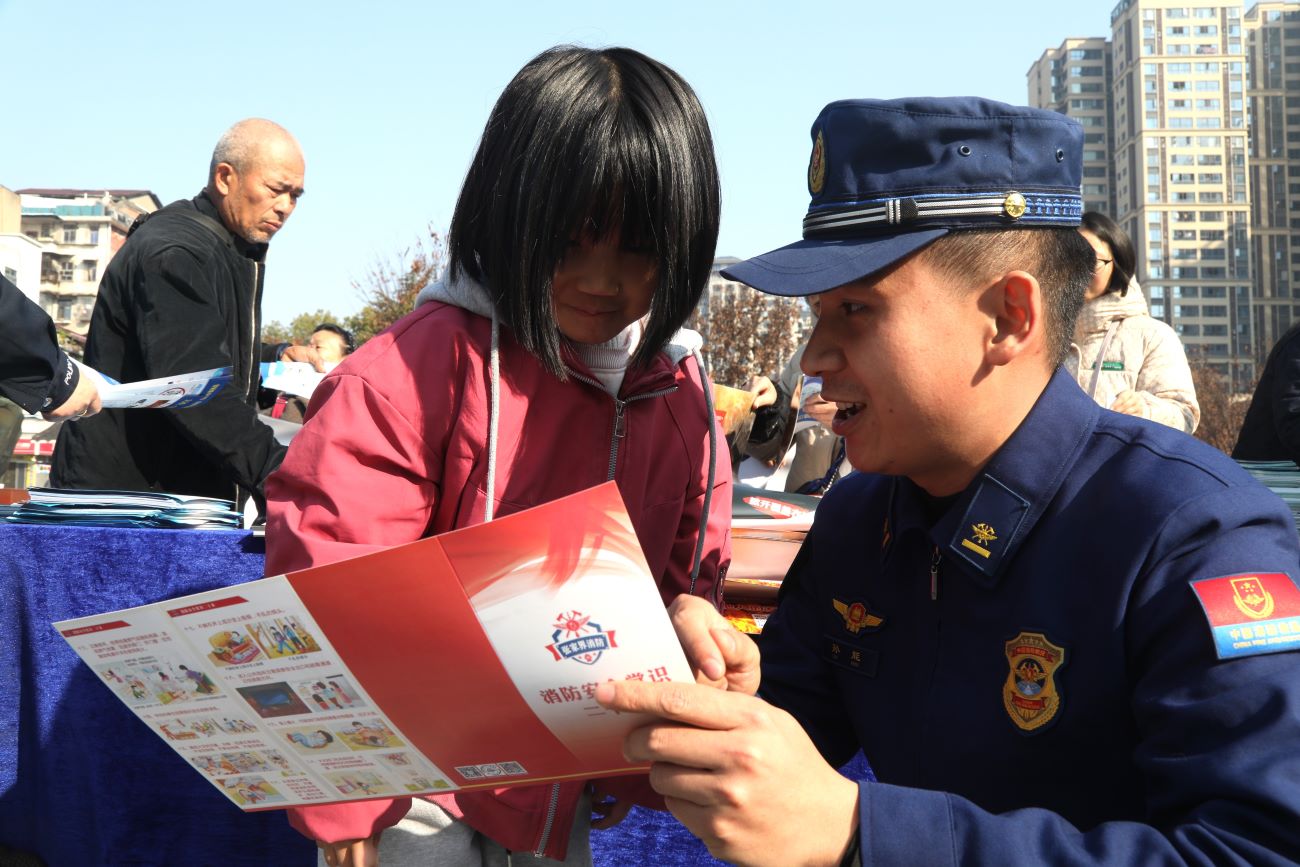 宣讲消防知识（单位供图）