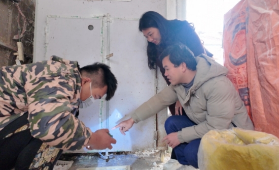 技术人员指导小肉鸽控温。朱婷摄
