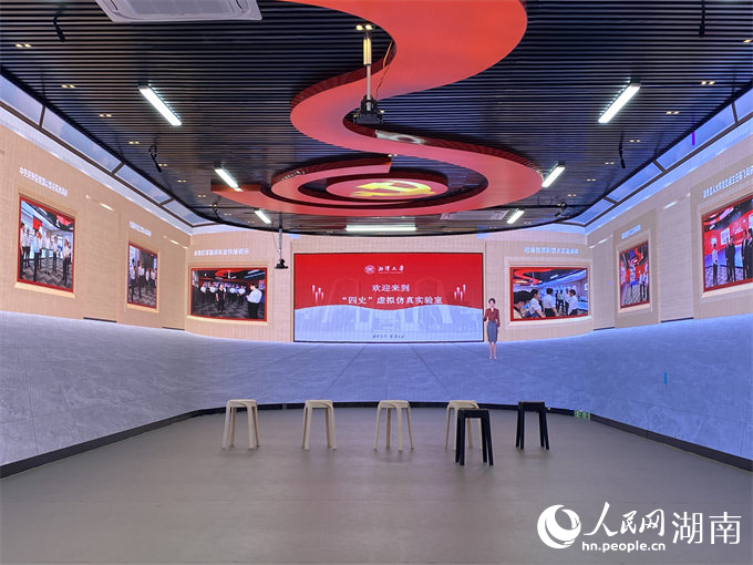 “四史”虚拟仿真实验室。人民网记者 向宇摄