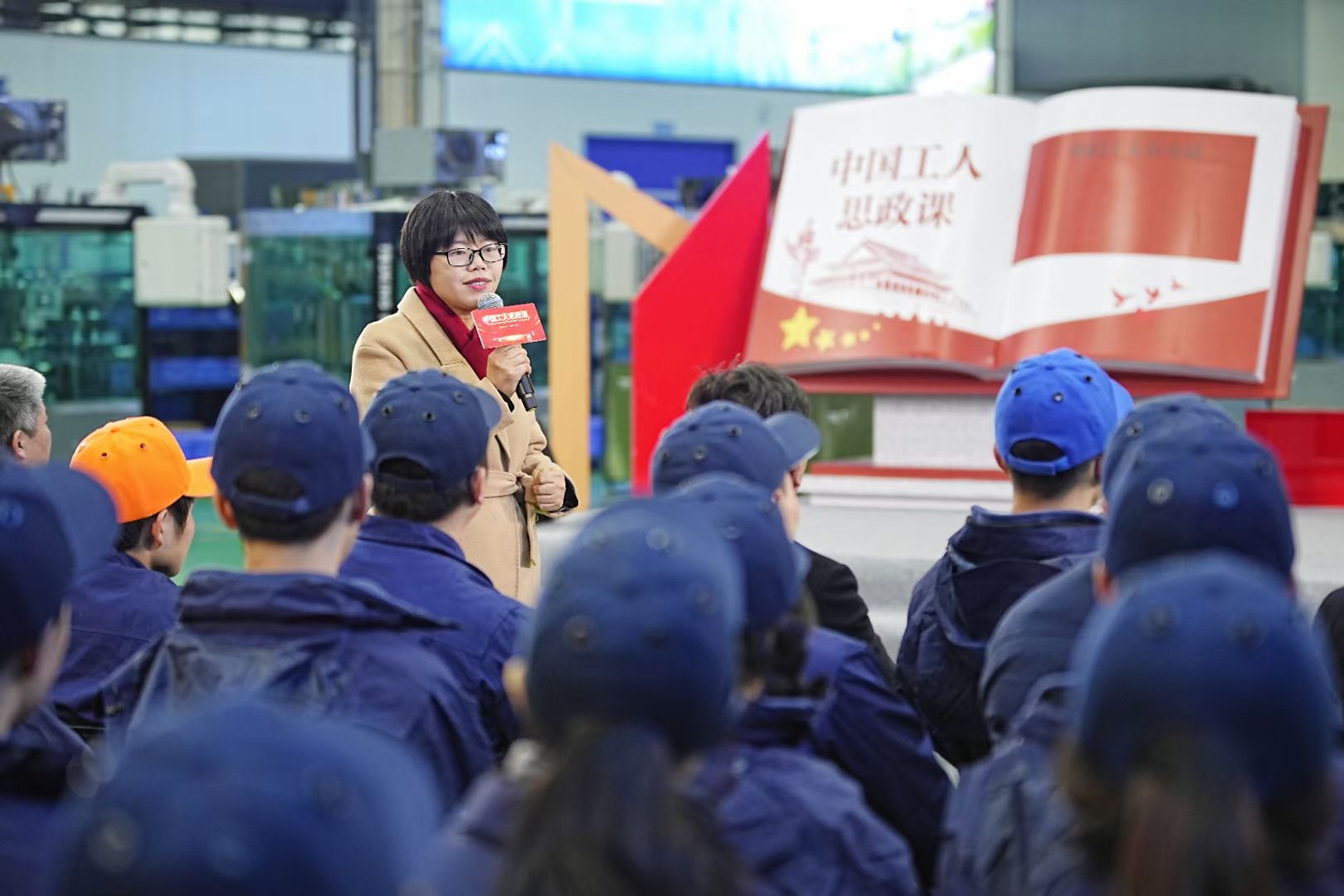 工作中的李伏清老师。受访者供图