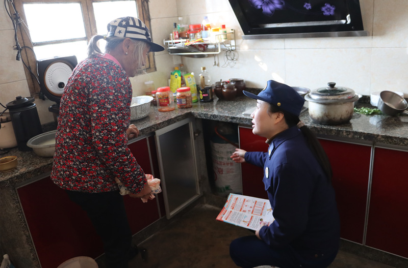 向居民宣传安全用火用电注意事项。衡阳消防供图