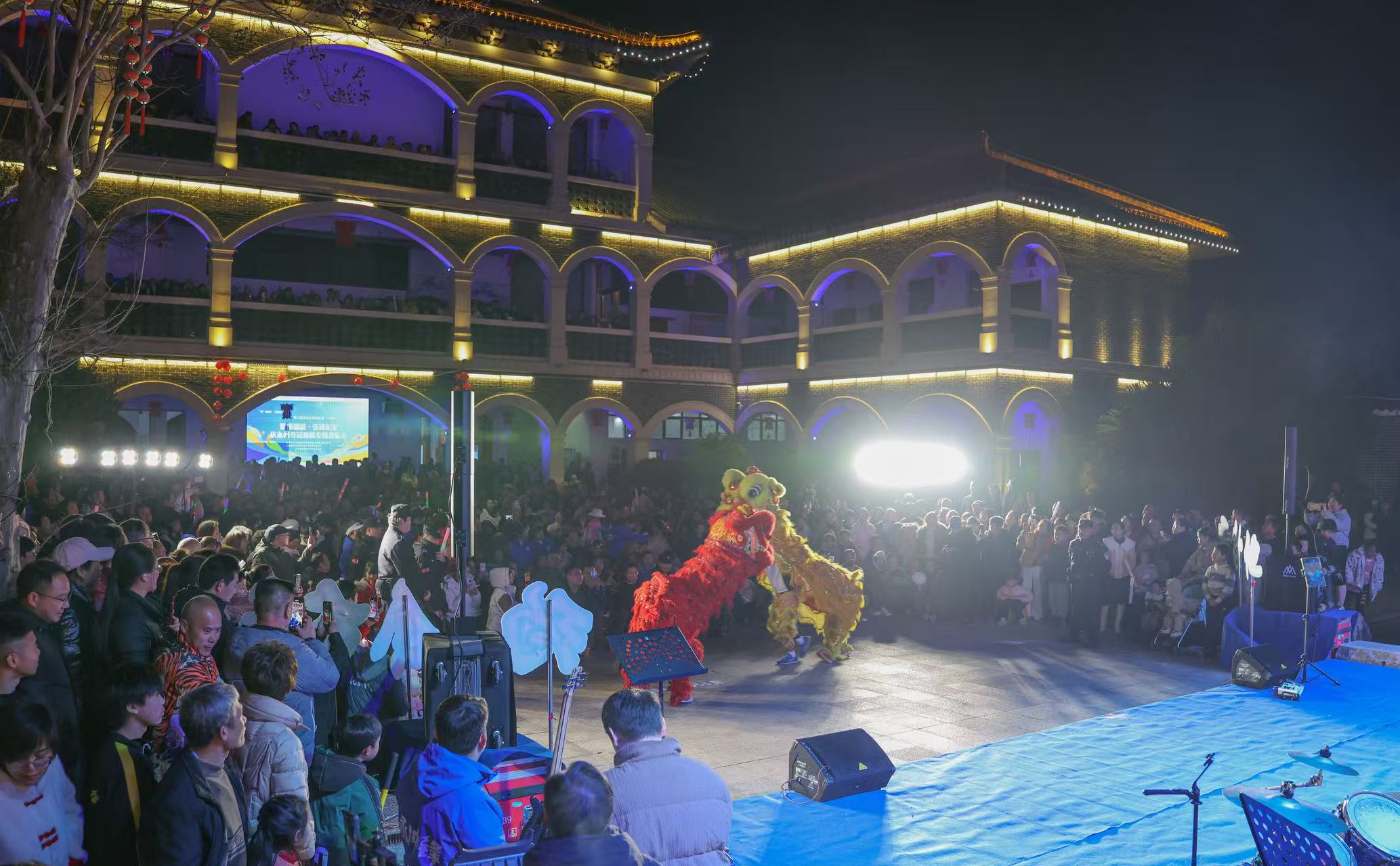 “燃情湘超·弦动东安”庆永州夺冠巅峰专场音乐会舞狮表演。邓卓摄