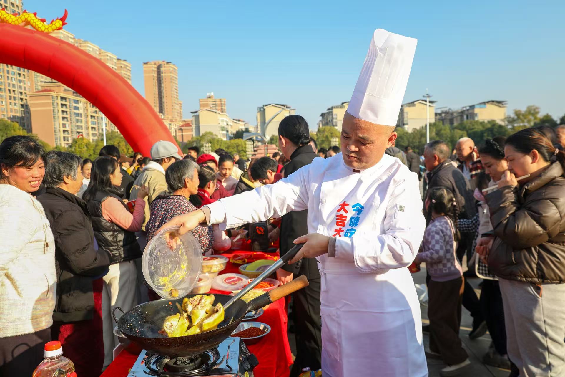 “苏适版”东安鸡炒制现场。雷东林摄