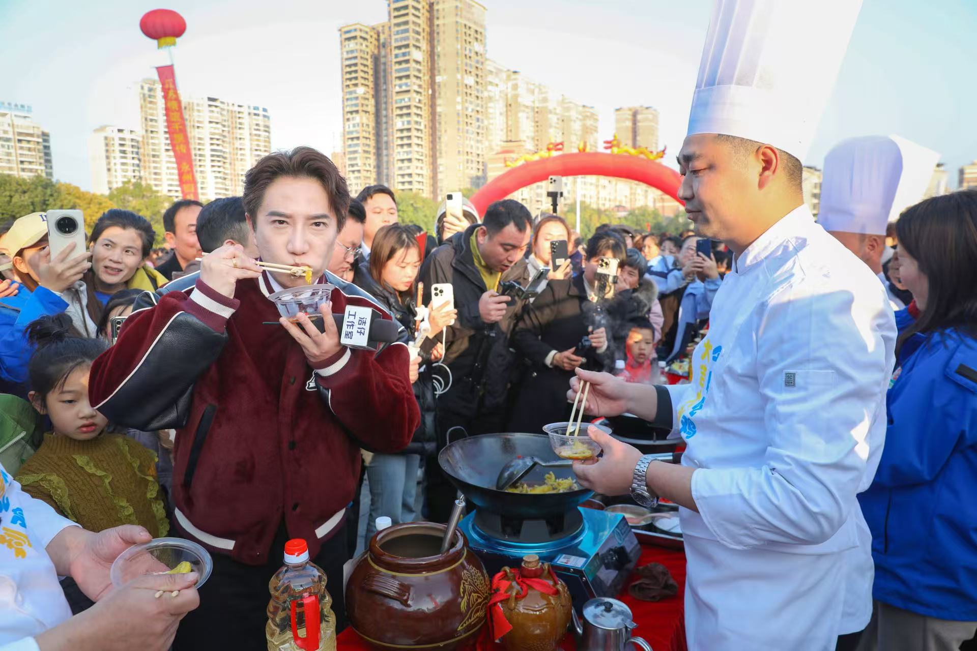 连云港记者现场品尝东安鸡。雷东林摄