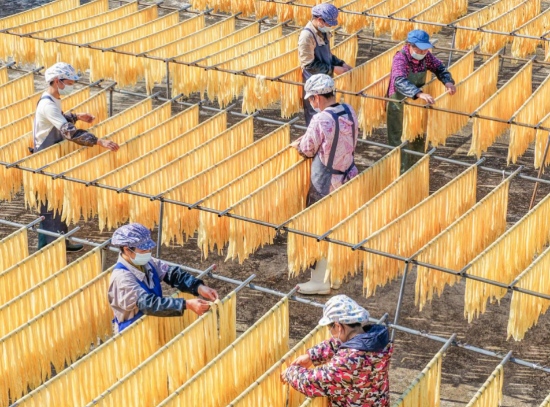 工人们正在晾晒腐竹。蒋克青摄