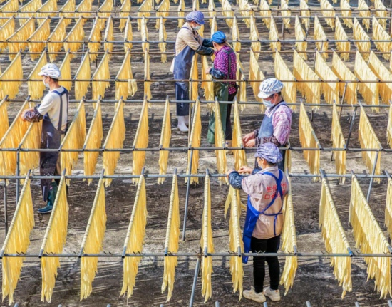 工人们正晾晒腐竹。蒋克青摄