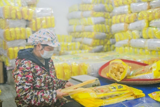 工人在包装腐竹。蒋克青摄