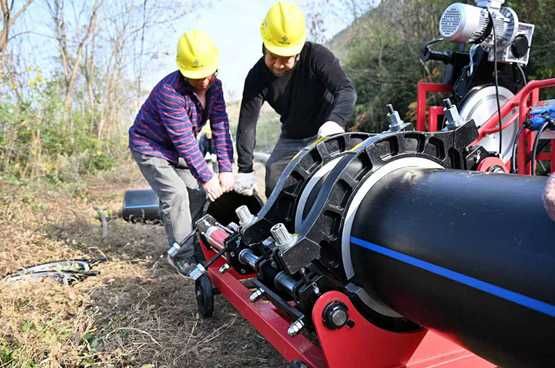 熔接管道。柏依朴摄