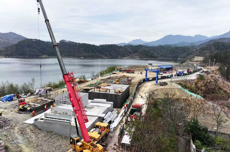 吊装现场。柏依朴摄