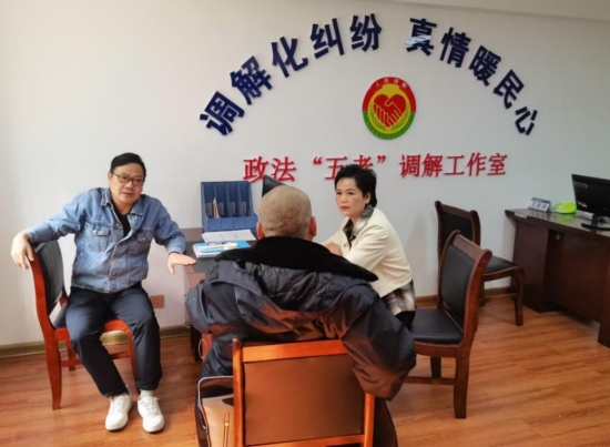 退休法官在冷水滩政法“五老”调解室调处一桩复杂的债务纠纷。受访单位供图