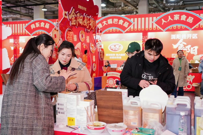 市民在现场进行采购。受访单位供图