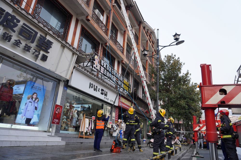 室外架设拉梯（单位供图）