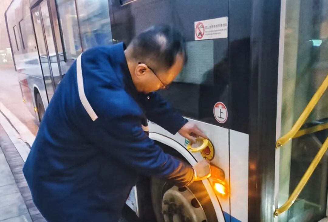 長沙公交駕駛員做好車輛隱患排查。單位供圖