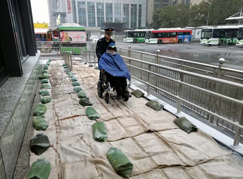 工作人员护送出行不便乘客出站。董扬浪摄