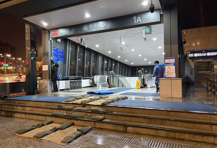 连夜铺设防滑垫。受访单位供图