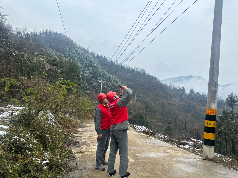國網沅陵縣供電公司荔溪供電所員工在10千伏竹園線易覆冰區段、重要交叉跨越點開展特巡。受訪單位供圖