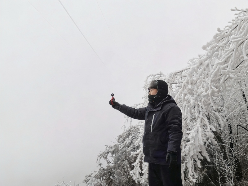 電力工作人員在110千伏西公線冰情監視哨3號觀測點測量風速。受訪單位供圖