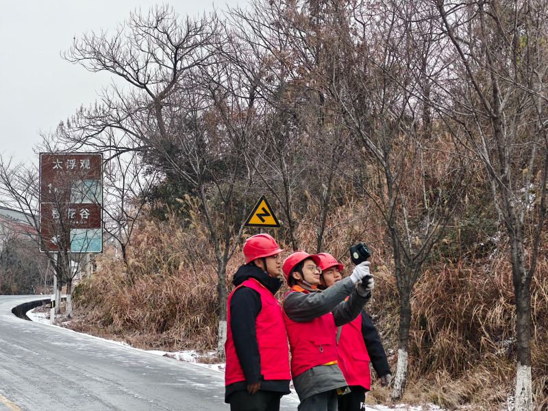 国网临澧县供电公司鄢仁君（右三）和同事在太浮山风景管理区开展红外测温工作。单位供图