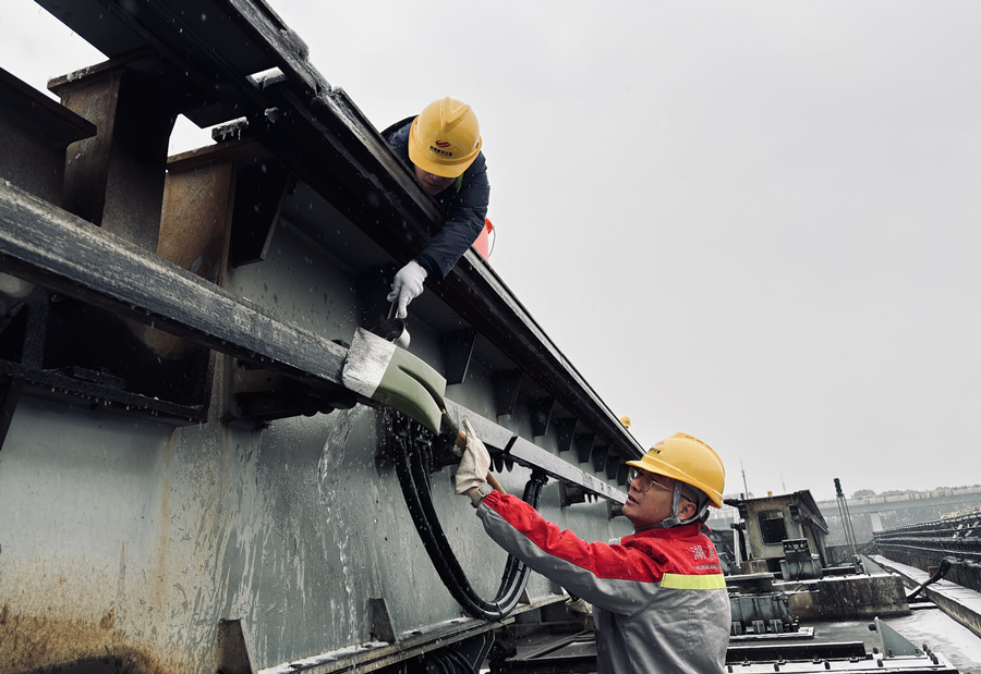 除冰。長沙市交通運輸局供圖