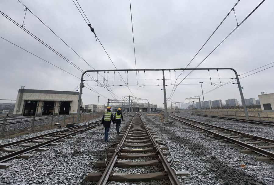 對線路進行安全巡檢。長沙市交通運輸局供圖