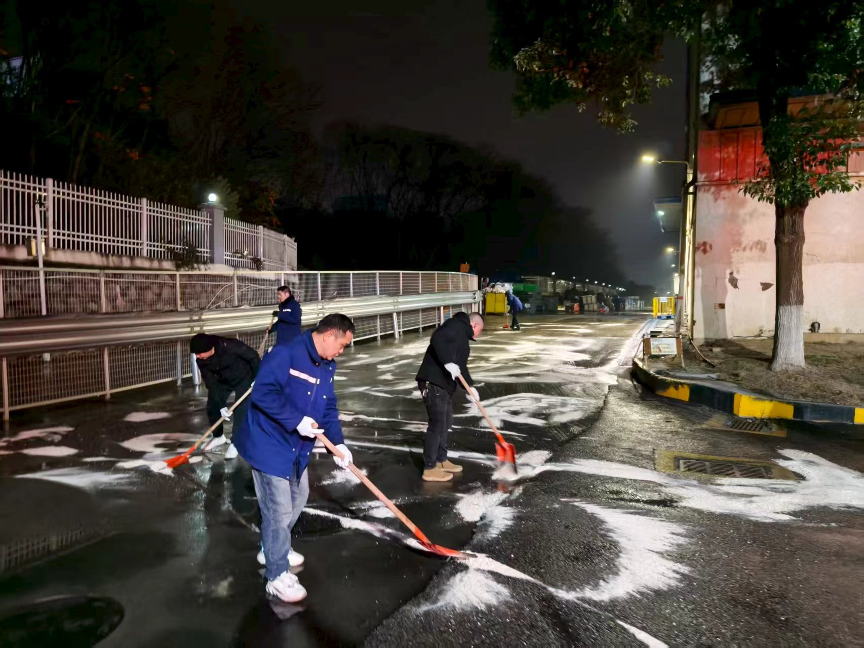 工作人員堅守在迎戰低溫雨雪一線。長沙市交通運輸局供圖