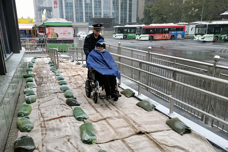 為乘客提供幫助。長沙市交通運輸局供圖