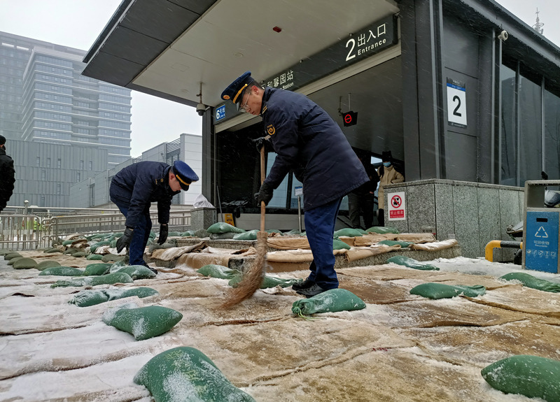 在地鐵口鋪防滑墊。長沙市交通運輸局供圖
