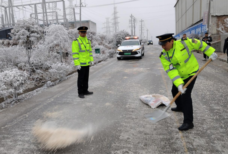 隆回交警在除雪保畅通。隆回县委宣传部供图