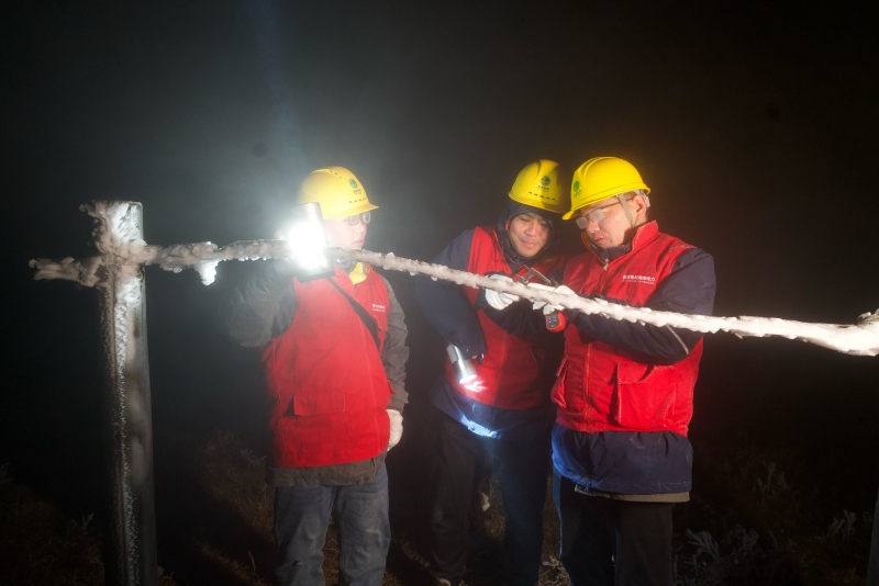 工作人員夜間在天堂山110千伏印天線117號塔監測模擬導線覆冰厚度。汪繼生攝 (1)