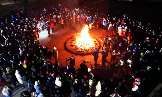 篝火驅散了冬日的寒意，傳遞濃濃的年味。黃新攝