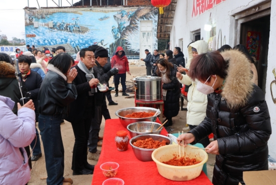 游客在美食區品嘗特色小吃。陳沁萱攝