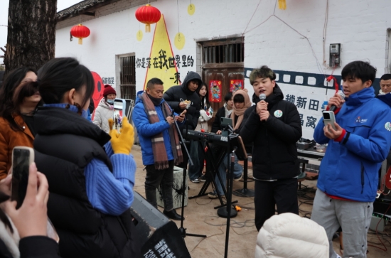 “湘超”永州隊員與游客同歡唱、共娛樂。謝欣怡攝