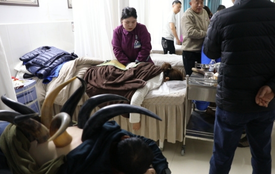 瑶医疗法体验中。黄春华摄