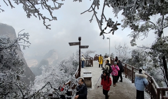 崀山八角寨游人如织。鄢跃斌摄