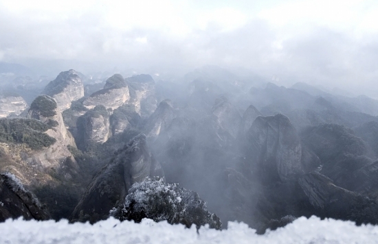 八角寨景区雪雾云海奇观。鄢跃斌摄