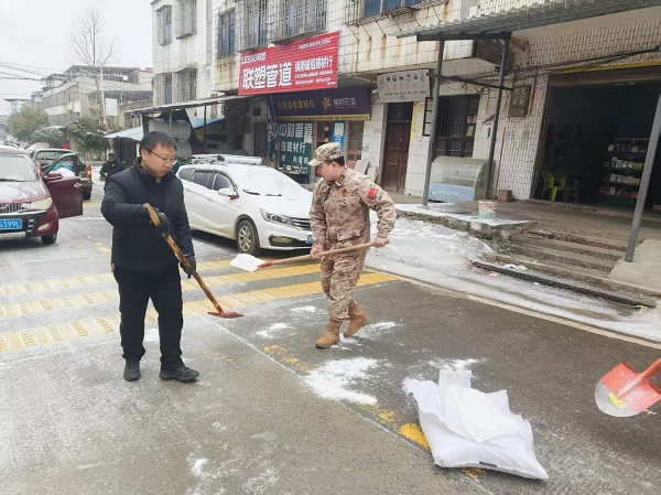 临武县人武部组织民兵扫雪清运。受访单位供图