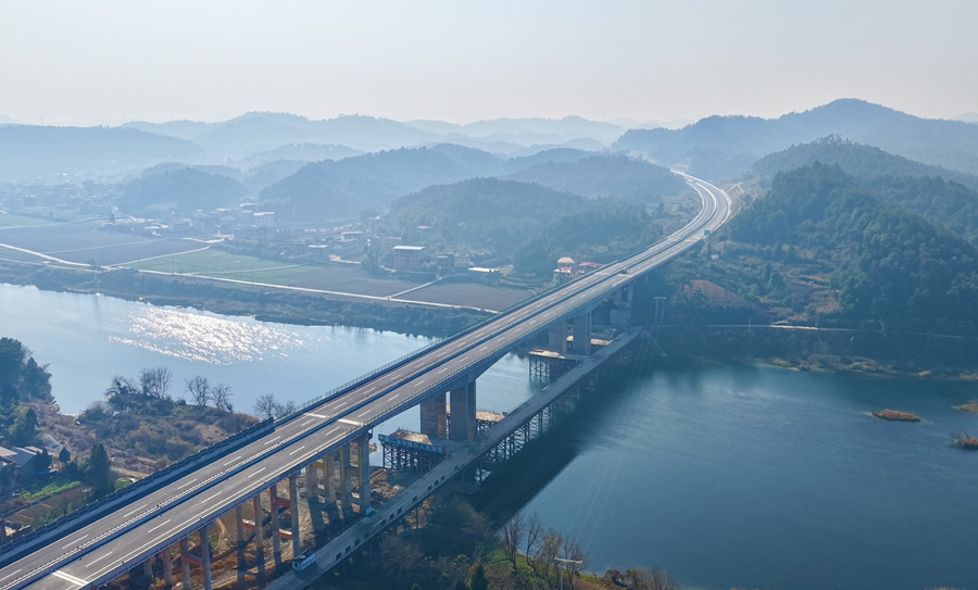 此段高速採用雙向四車道設計。受訪單位供圖