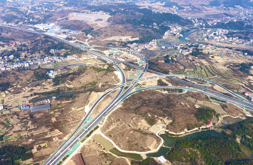 此段高速上的一處互通立交航拍圖。受訪單位供圖