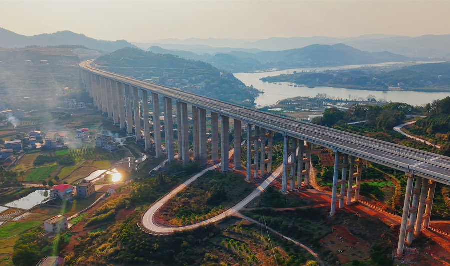 G59呼北高速湖南新化至新寧段建成通車。受訪單位供圖